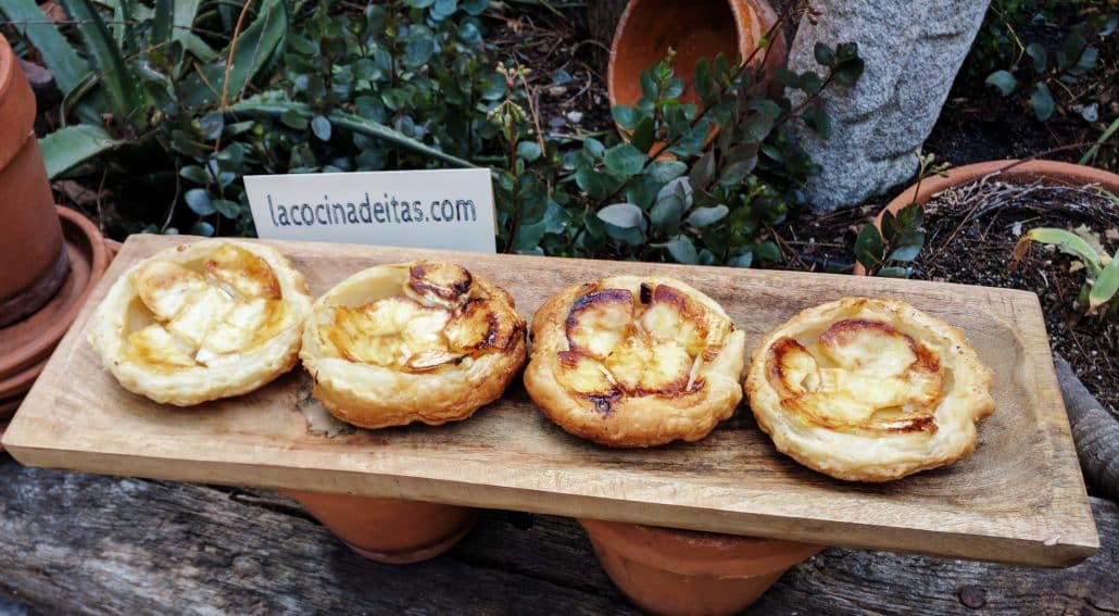mini tartas con queso camembert y manzana